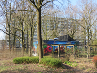 848184 Gezicht op het transformatorhuisje in Park Transwijk bij de Beneluxlaan (achtergrond) te Utrecht, met rondom de ...